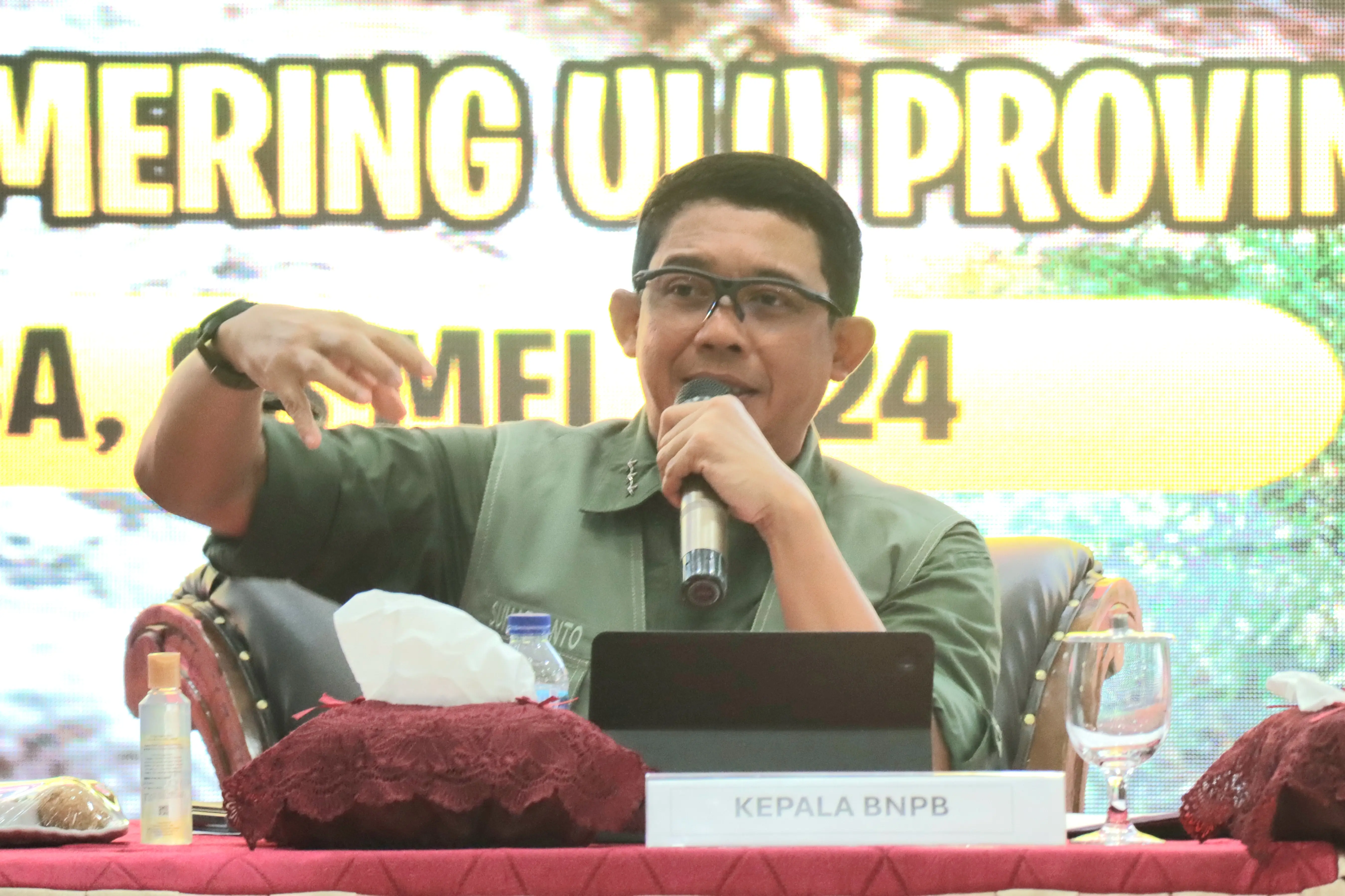 Selain melakukan tinjauan ke lokasi terdampak, Kepala BNPB juga memimpin rapat koordinasi penanganan darurat bencana banjir di Kabupaten OKU dan daerah lain di wilayah Sumatra Selatan, Selasa (28/5). 